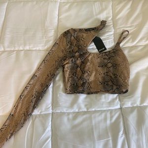 One sleeve snake print top 🐍
